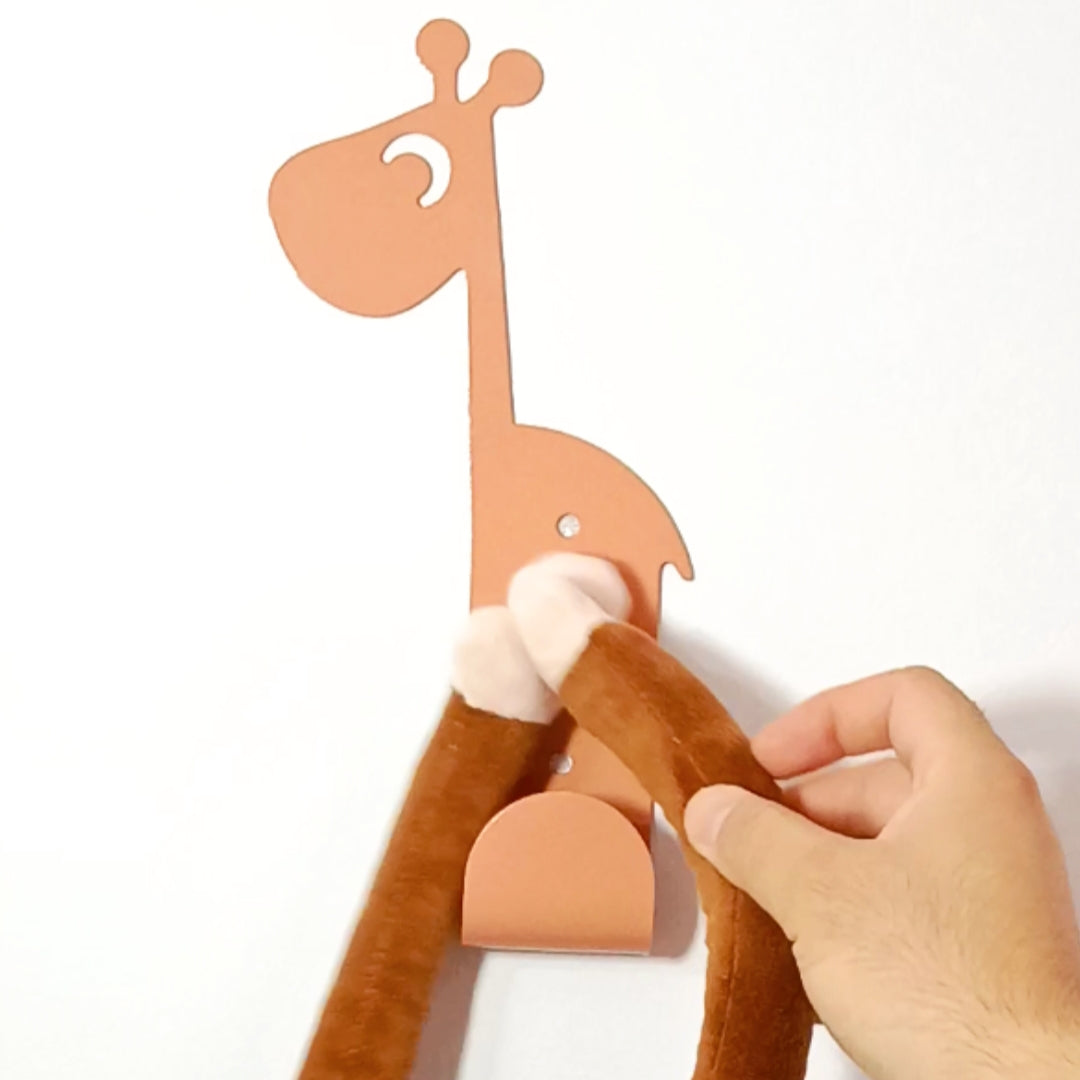 Laser-cut metal wall hanger in a giraffe shape, perfect for children’s room decoration