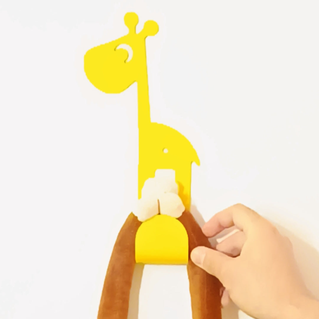 Laser-cut metal wall hanger in a giraffe shape, perfect for children’s room decoration