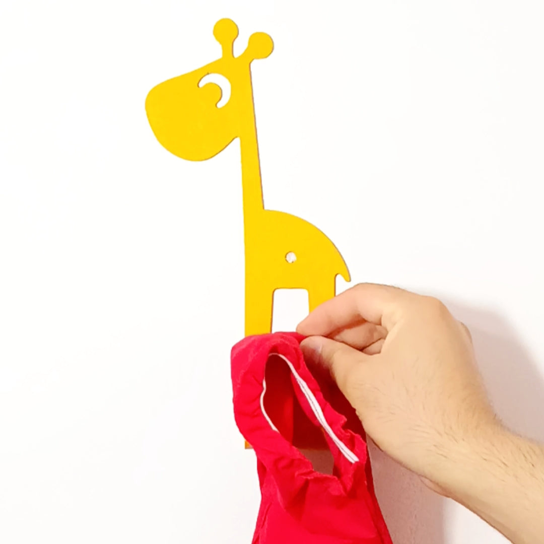Laser-cut metal wall hanger in a giraffe shape, perfect for children’s room decoration